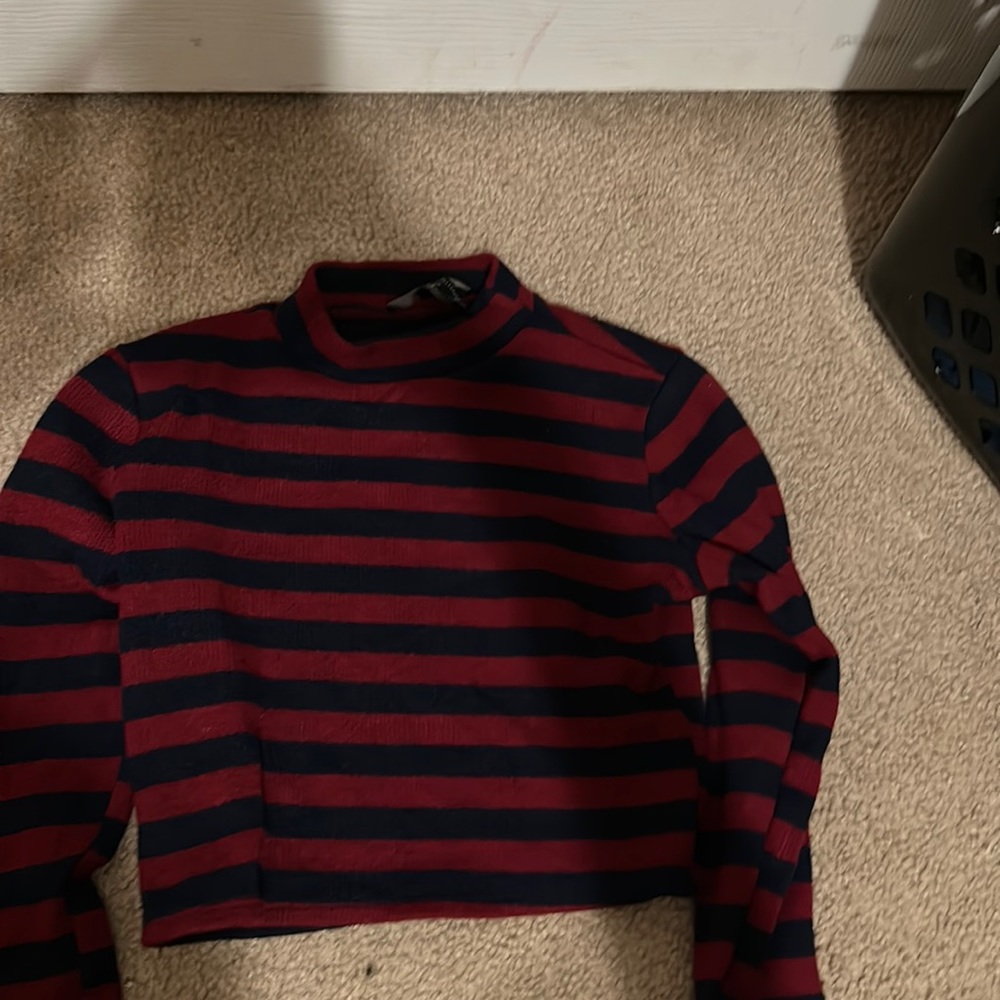 Forever 21 size small. Long sleeve, thick, turtle neck. Red and black